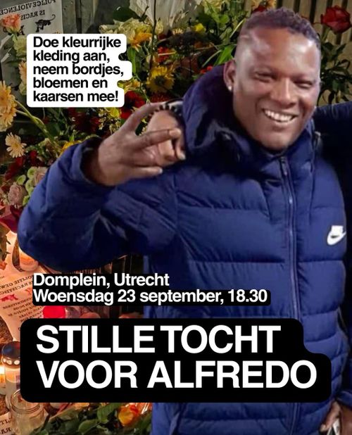 Foto van een groetende Alfredo met blauwe winterjas en erachter een foto met bloemen van de herdenkingsplek in Rotterdam gephotoshopt.

Tekst:
"Doe kleurrijke kleding aan, neem bordjes, bloemen en kaarsen mee!"

"Domplein, Utrecht
Woensdag 23 september, 18:30

STILLE TOCHT VOOR ALFREDO"