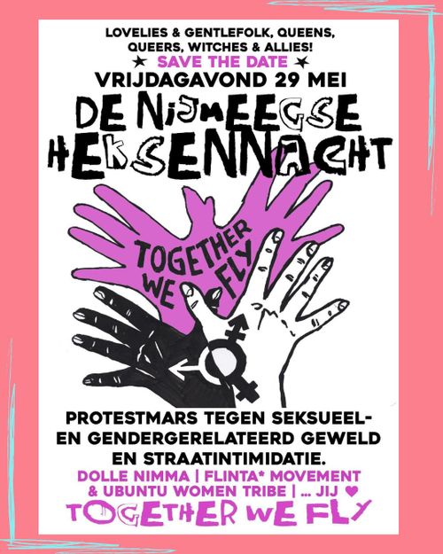 Poster met een witte achtergrond. Bovenaan staat tekst die begint met “Lovelies & gentlefolk, queens, queers, witches & allies”. Daaronder staat “Loop mee!” en de datum “vrijdagavond 29 mei 19:30 Marienburgkapel”. In grote zwarte letters staat “De Nijmeegse Heksennacht”. In het midden staan vier overlappende handen in zwart, wit en roze. In de roze hand staat de tekst “Together we fly”. Onderaan staat een tekst over een protestmars tegen seksueel en gendergerelateerd geweld, racisme en straatintimidatie. Daaronder staan de namen van organisaties, waaronder Dolle Nimma en FLINTA* Movement.