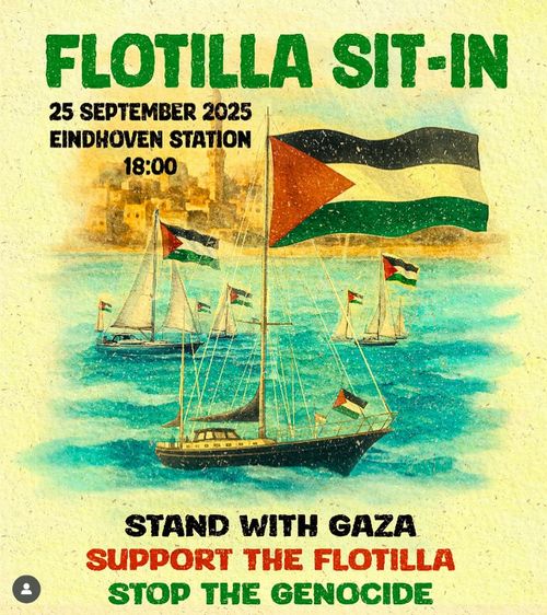 Op lichtblauw water, verschillende boten op verschillende afstanden en van verschillende groottes, allen met meerdere Palestina vlaggen, met erg grote op hun masten. De meeste boten varen met zeilen.

Er staat:
"FLOTILLA SIT-IN
25 September 2025
Eindhoven Station
18:00

STAND WITH GAZA
SUPPORT THE FLOTILLA
STOP THE GENOCIDE"