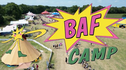 Luchtfoto van het BAF CAMP met daaroverheen het logo